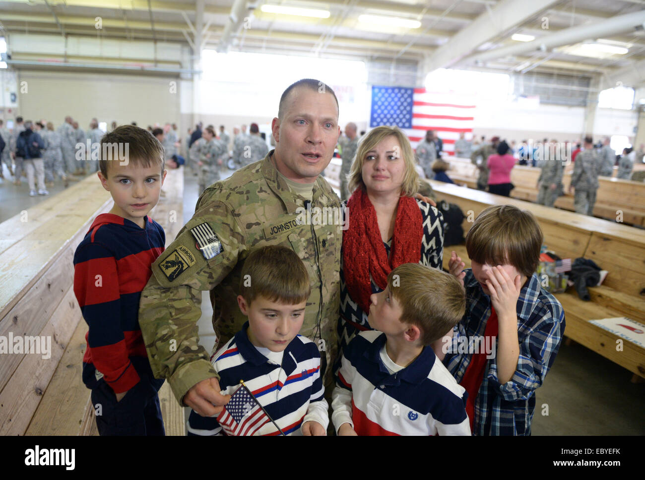 Fort Bragg, STATI UNITI D'AMERICA. 5 Dic 2014. Paracadutista Mike Johnston e la sua famiglia sono visti emotivo dopo il ritorno dall' Afghanistan a Fort Bragg, North Carolina, Stati Uniti, Dicembre 5, 2014. Circa 100 i paracadutisti sono arrivati a casa dopo che viene dispiegato in Afghanistan per 11 mesi. Credito: Yin Bogu/Xinhua/Alamy Live News Foto Stock