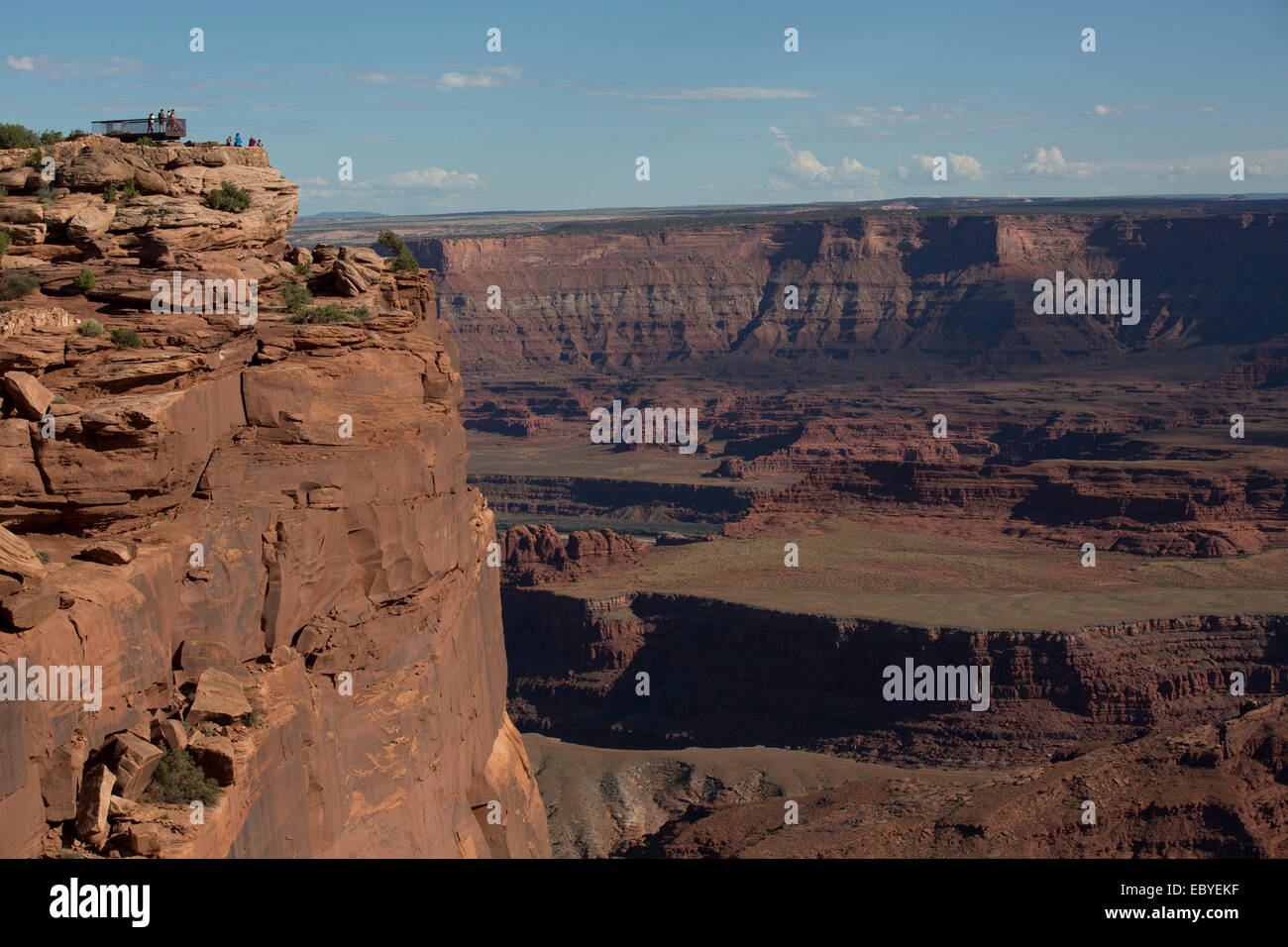 Stati Uniti d'America, Utah, Dead Horse State Park, i turisti sulla piattaforma di osservazione (sinistra) Foto Stock