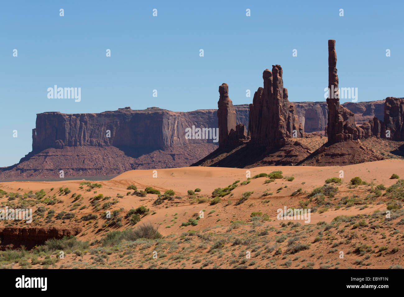 Stati Uniti d'America, Utah, il parco tribale Navajo Monument Valley, Totem Pole (a destra), la TEI Bi Chei (centro) Foto Stock