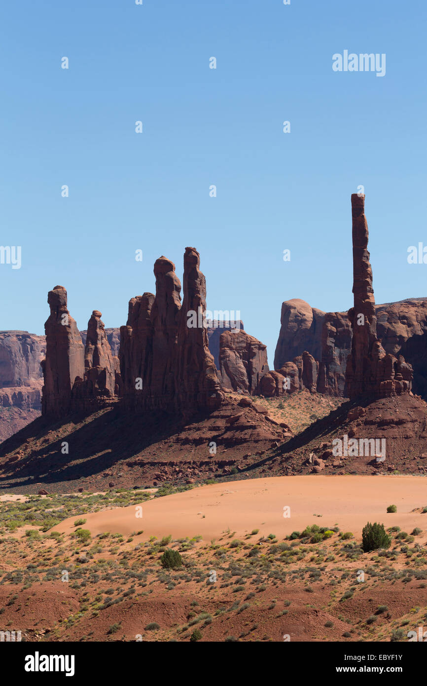 Stati Uniti d'America, Utah, il parco tribale Navajo Monument Valley, Totem Pole (a destra), la TEI Bi Chei (sinistra) Foto Stock