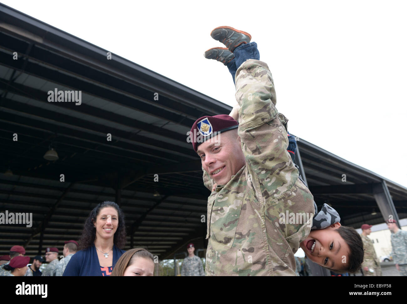 Fort Bragg, STATI UNITI D'AMERICA. 5 Dic 2014. Giosia gioca con il suo padre Jason Glemser, un soldato del XVIII Airborne Corps tornando dall'Afghanistan, a Fort Bragg, North Carolina, Stati Uniti, Dicembre 5, 2014. Circa 100 i paracadutisti sono arrivati a casa dopo che viene dispiegato in Afghanistan per 11 mesi. Credito: Yin Bogu/Xinhua/Alamy Live News Foto Stock