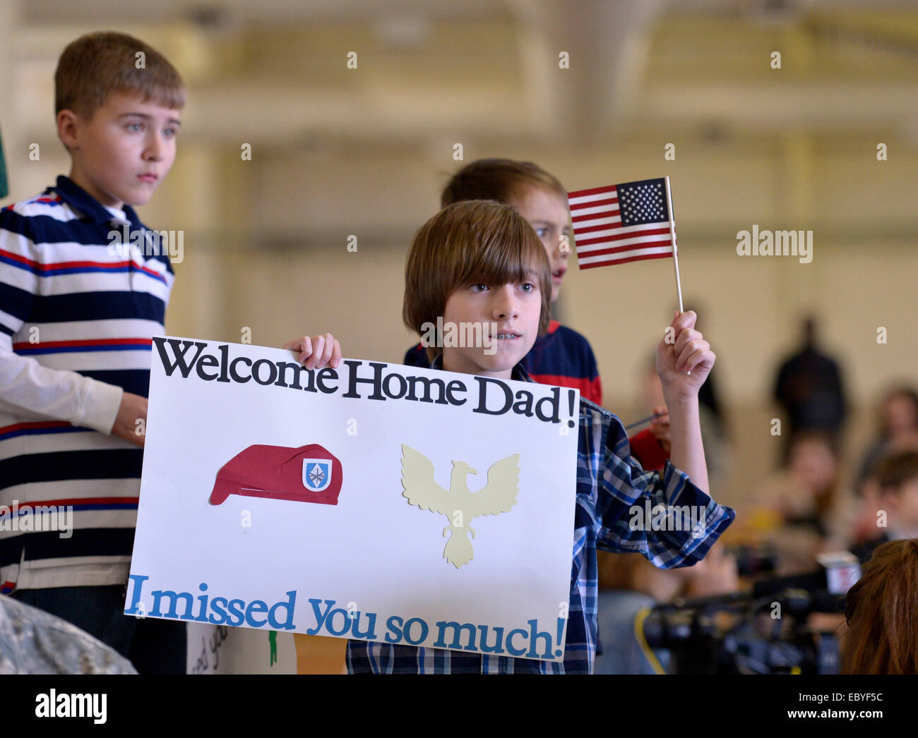 Fort Bragg, STATI UNITI D'AMERICA. 5 Dic 2014. Figli di Mike Johnston, un soldato del XVIII Airborne Corps tornando dall'Afghanistan, attendere per il suo arrivo a Fort Bragg, North Carolina, Stati Uniti, Dicembre 5, 2014. Circa 100 i paracadutisti sono arrivati a casa dopo che viene dispiegato in Afghanistan per 11 mesi. Credito: Yin Bogu/Xinhua/Alamy Live News Foto Stock
