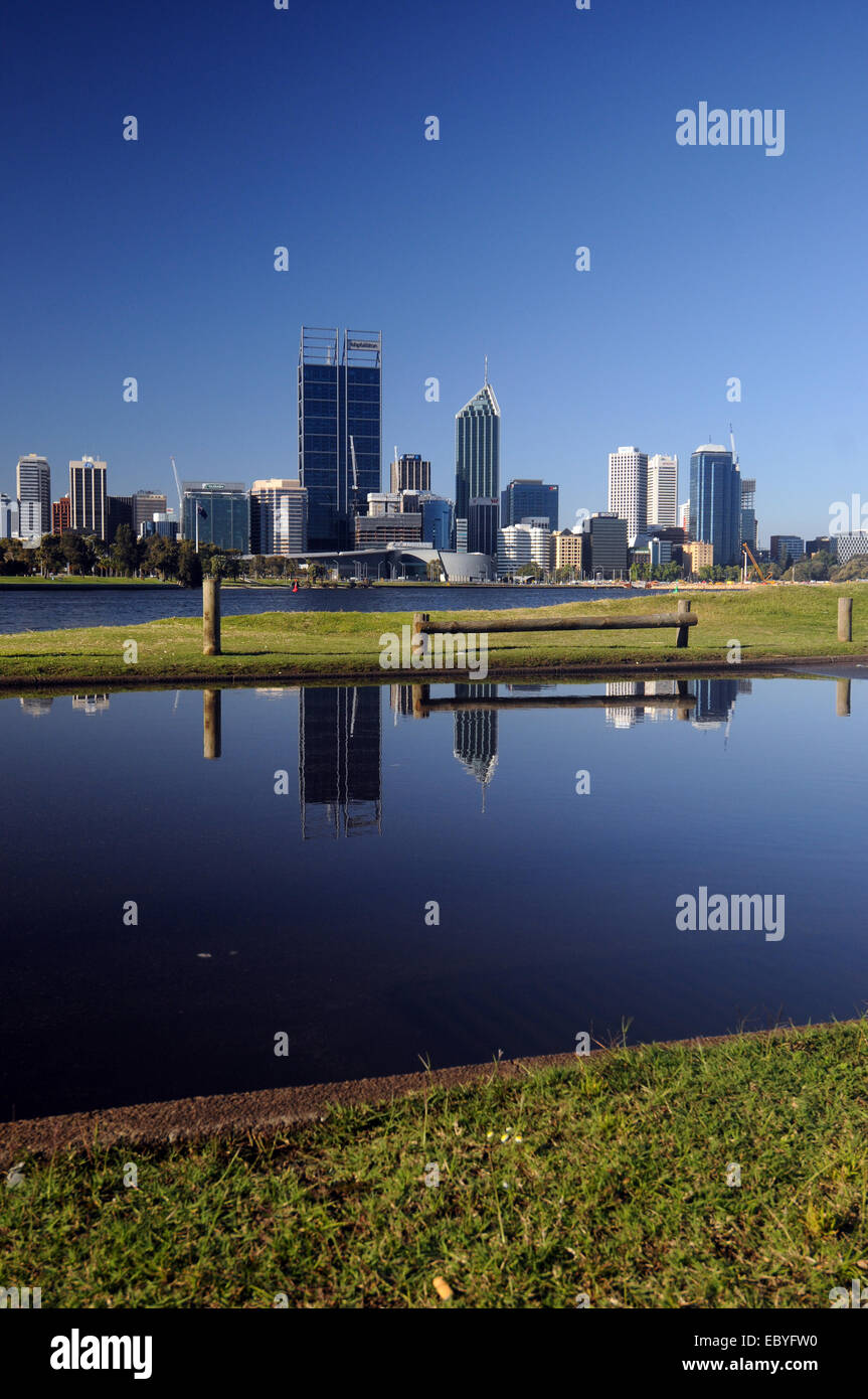 Skyline della città si riflette in allagato riverside carpark, Perth, Western Australia. N. PR Foto Stock