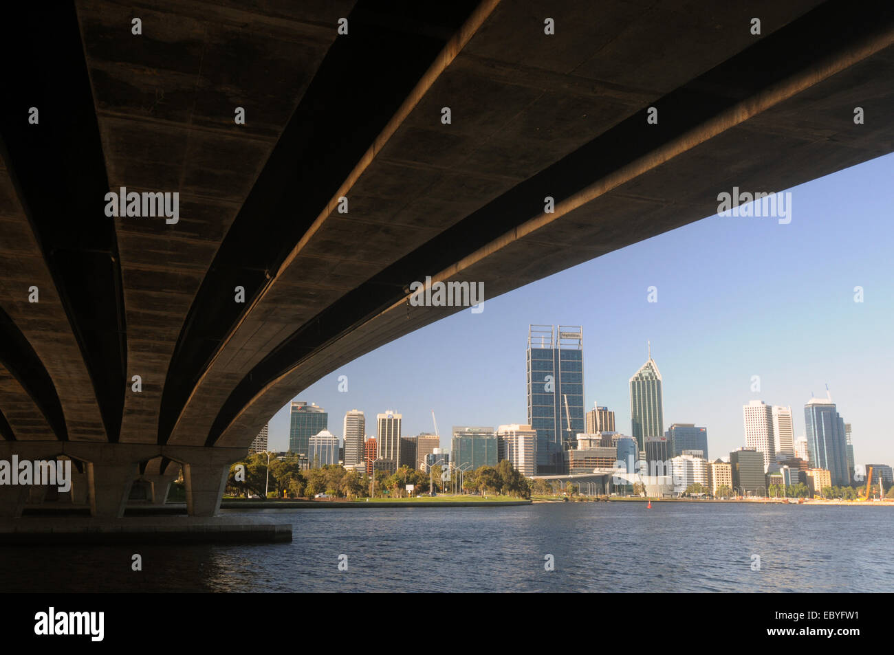 Skyline della città visto da sotto il Narrows Bridge sull'autostrada Kwinana, Fiume Swan, Perth, Western Australia. N. PR Foto Stock