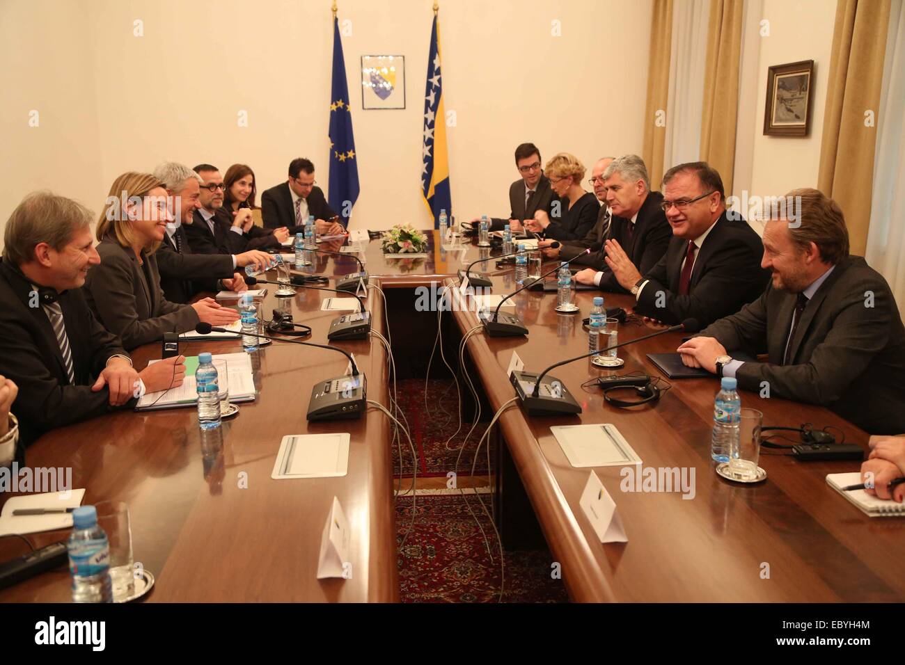 (141206) -- SARAJEVO, 6 dicembre 2014 (Xinhua) -- Presidente della presidenza bosniaca Mladen Ivanovic (2R), i membri della presidenza bosniaca Dragan Covic 3 (R) e Bakir Izetbegovic (1R), l'Alto Rappresentante UE per gli Affari Esteri e la politica di sicurezza e vicepresidente della Commissione europea Federica Mogherini (2 L) e l'ampliamento dell'UE Il Commissario Johannes Hahn (1L) hanno un incontro nel palazzo della Presidenza della Bosnia ed Erzegovina, a Sarajevo, Bosnia ed Erzegovina, su dicembre 5, 2014. Mogherini e Hahn discusso con il leader bosniaco circa le riforme e il processo di unione in Foto Stock