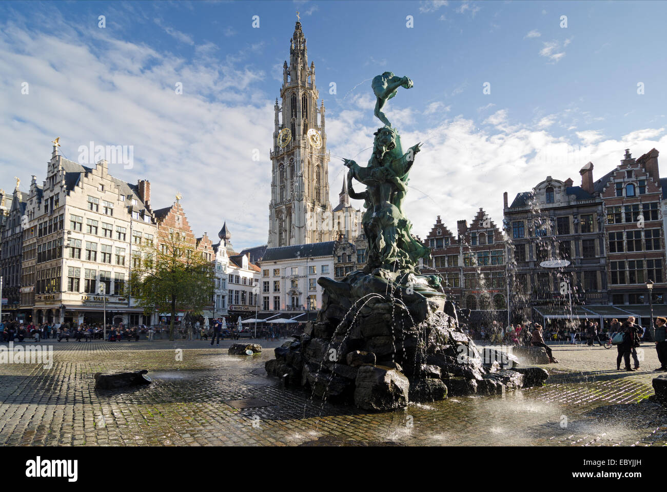 Anversa, Belgio - 26 ottobre: la Grand Place con la statua di Brabo, gettando il gigante la mano nel fiume Schelda e th Foto Stock