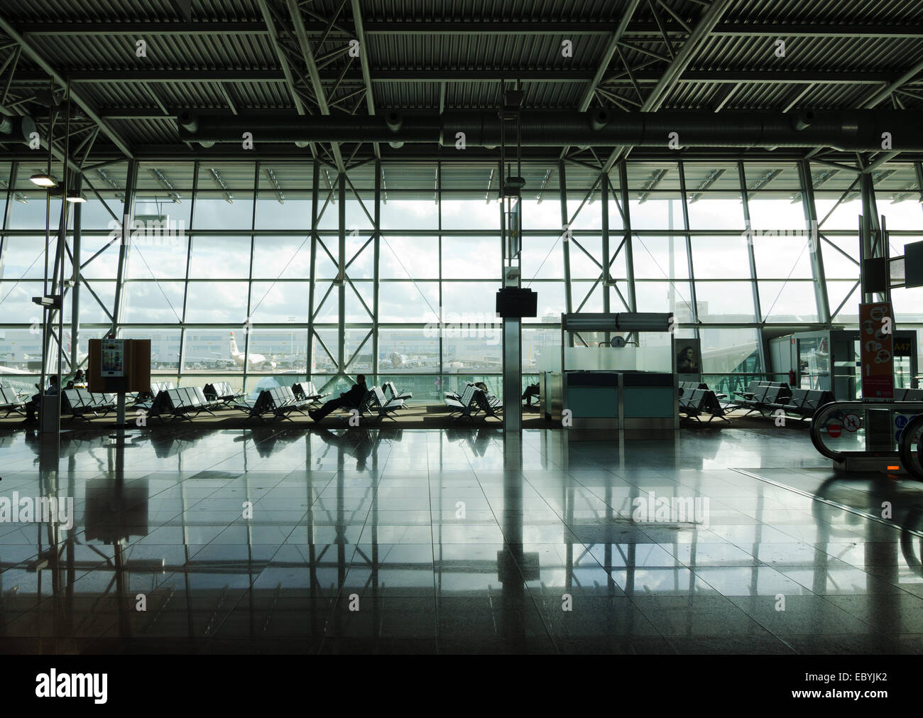 Bruxelles - OTTOBRE, 27: Brussels Airport è attualmente costituito da 54 porte di contatto, per un totale di 109 porte. Essa è la casa di circa 260 Foto Stock