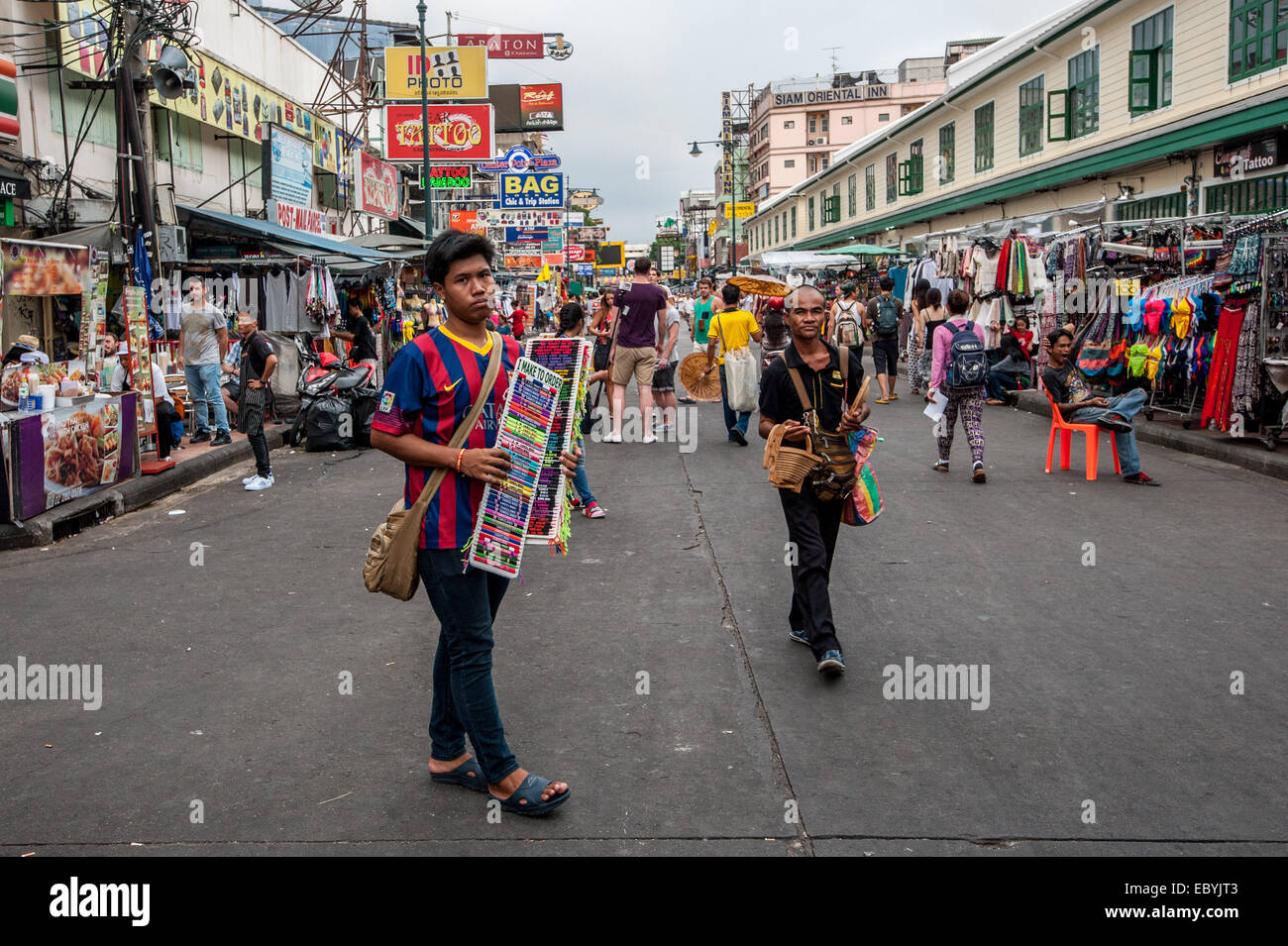 I venditori ambulanti sulla Khao San Road, Bangkok, Thailandia Foto Stock