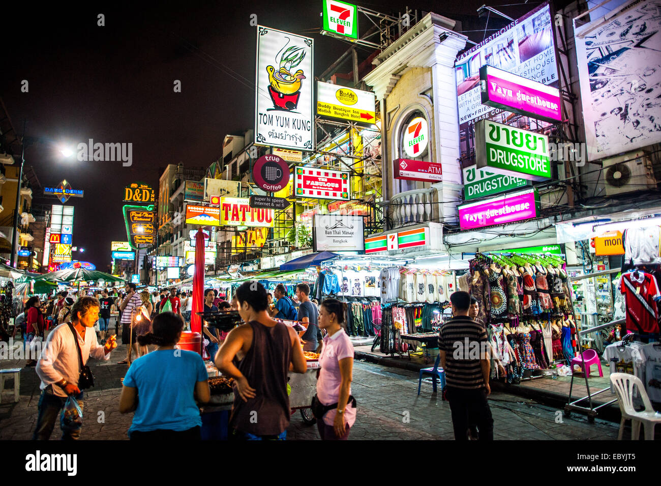 Insegne luminose in Khao San Road, Bangkok, Thailandia Foto Stock