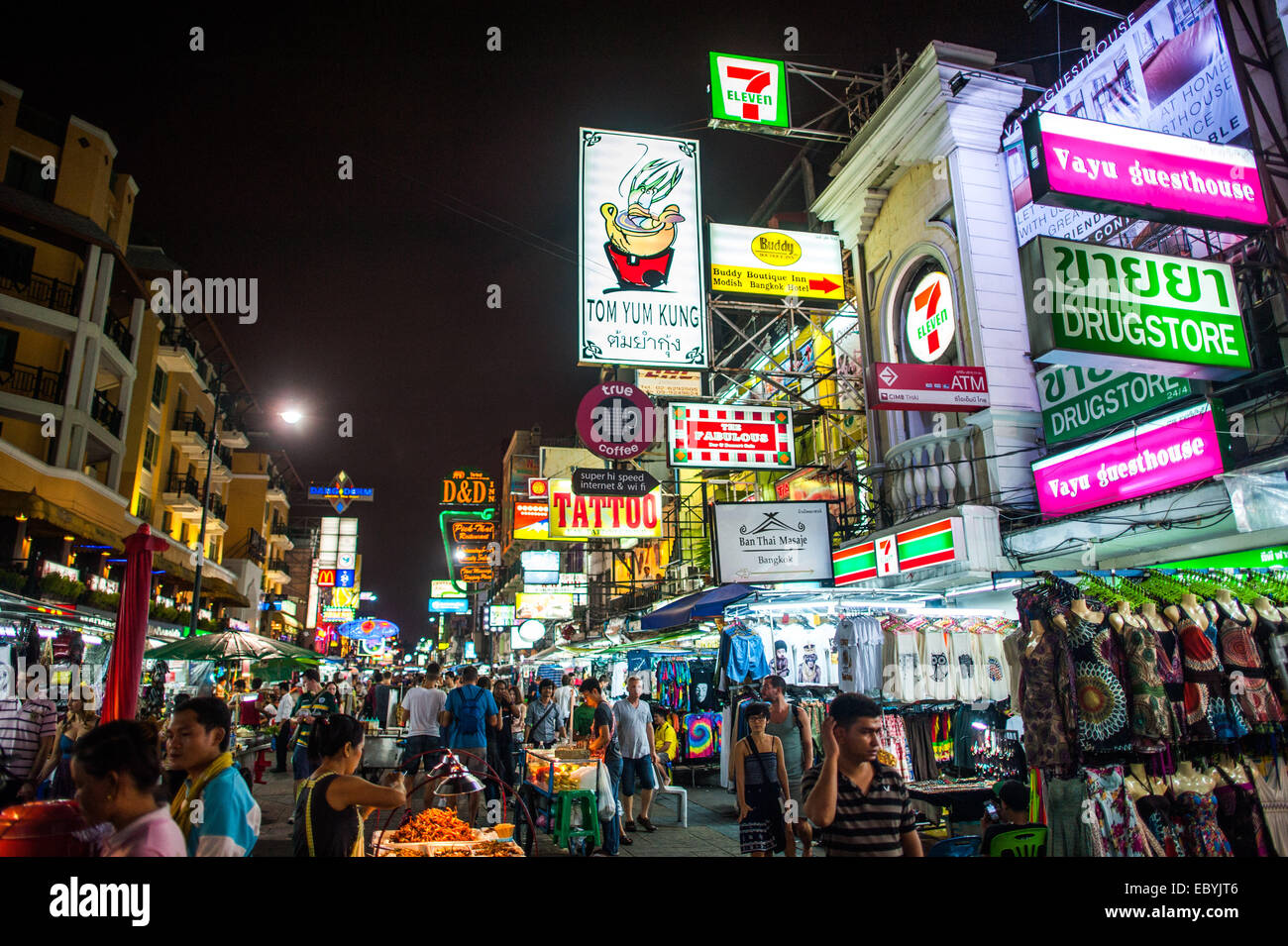 Insegne luminose in Khao San Road, Bangkok, Thailandia Foto Stock