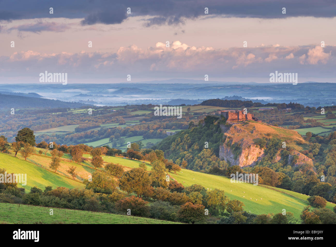 Carreg Cennen Castle in Brecon Beacons, Carmarthenshire, Galles. Estate (Agosto) 2014. Foto Stock