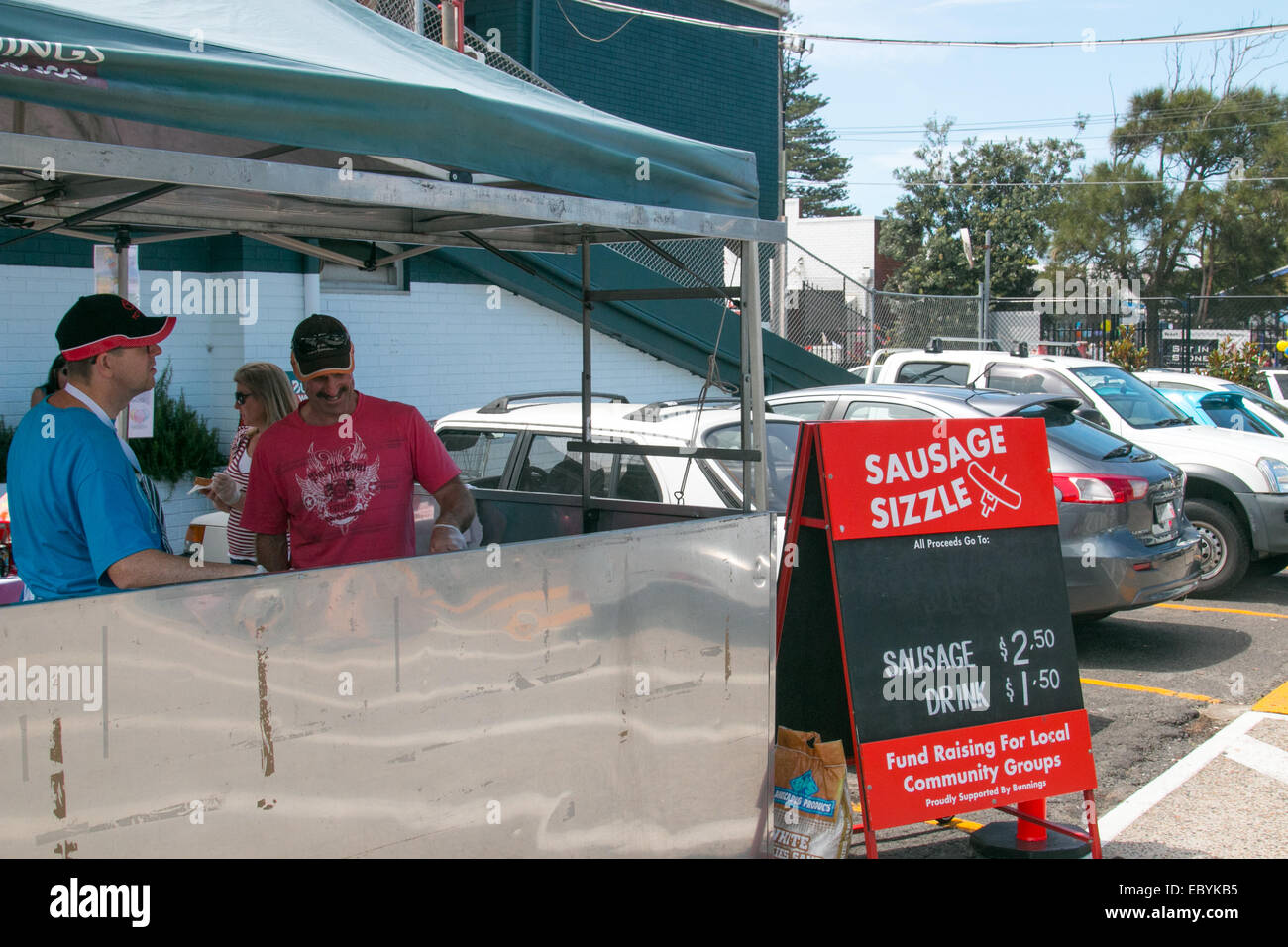 Negozio di ferramenta Australian Bunnings a narrabeen Sydney Australia, con salsicce, barbecue, colazione per i clienti Foto Stock