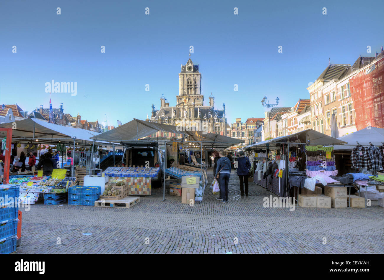 DELFT, Paesi Bassi - 24 ottobre: le persone nel mercato tradizionale sulla piazza principale, il 24 ottobre 2013 in Delft, Paesi Bassi Foto Stock