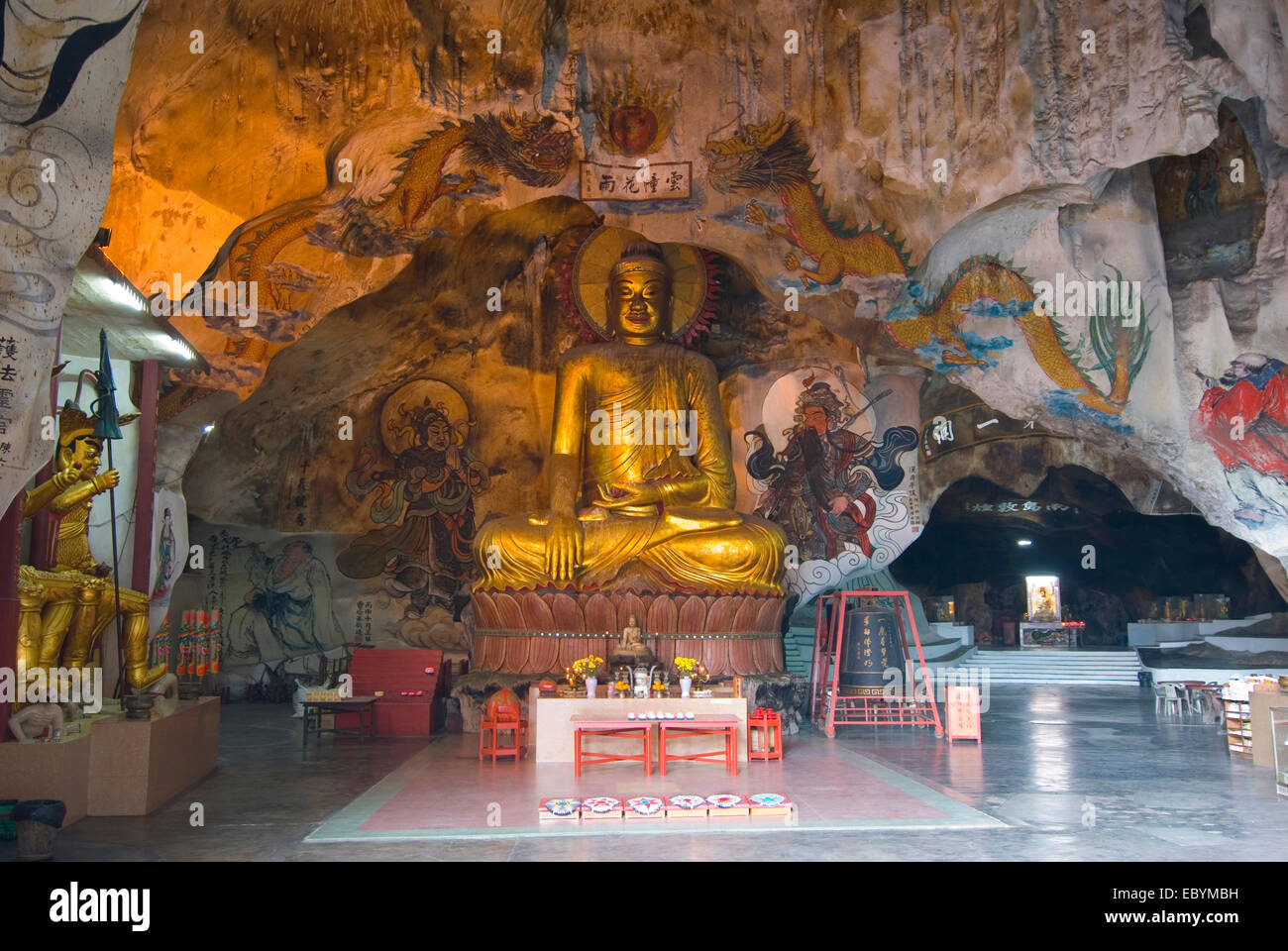 Statua di Buddha all'interno di Perak tempio nella grotta di Ipoh, Perak Foto Stock