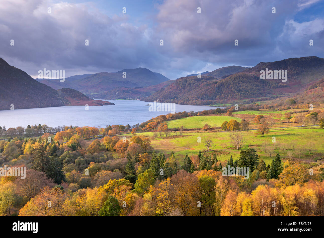 Ullswater da Gowbarrow cadde, Lake District, Cumbria, Inghilterra. In autunno (Novembre) 2014. Foto Stock