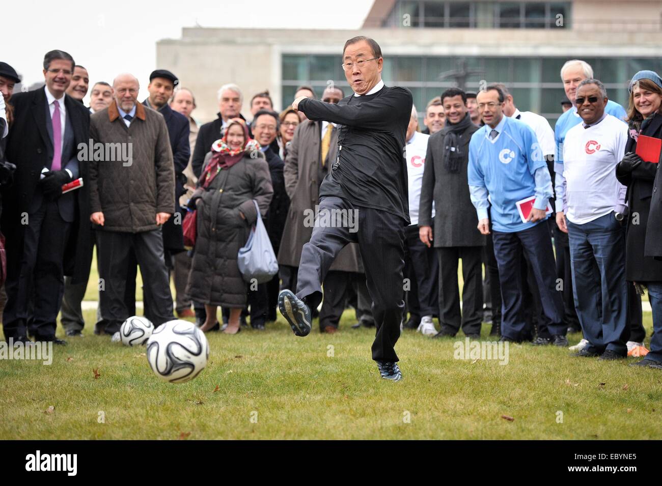 New York, la sede delle Nazioni Unite a New York. 5 Dic 2014. Segretario Generale delle Nazioni Unite Ban Ki-moon (C) partecipa a una riunione informale a calcio rigori durante un evento per commemorare il centenario della I Guerra Mondiale 'NATALE TREGUA', presso la sede delle Nazioni Unite a New York nel Dicembre 5, 2014. Credito: Niu Xiaolei/Xinhua/Alamy Live News Foto Stock New York, la sede delle Nazioni Unite a New York. 5 Dic 2014. Segretario Generale delle Nazioni Unite Ban Ki-moon (C) partecipa a una riunione informale a calcio rigori durante un evento per commemorare il centenario della I Guerra Mondiale 'NATALE TREGUA', presso la sede delle Nazioni Unite a New York nel Dicembre 5, 2014. Credito: Niu Xiaolei/Xinhua/Alamy Live News Foto Stock