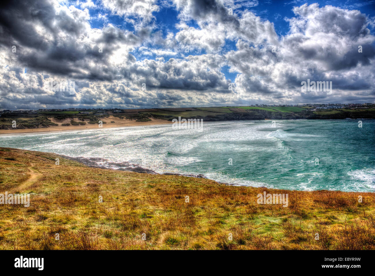 Crantock Bay sulla costa di Newquay Cornwall Inghilterra Regno Unito come la pittura in HDR con cloudscape Foto Stock