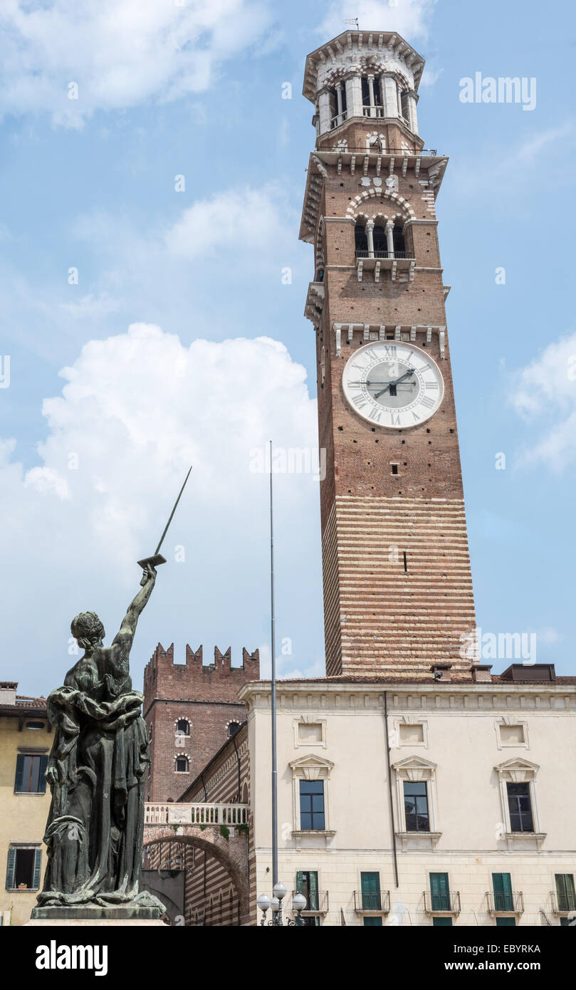 La storica Torre dei Lamberti a Verona (Italia) Foto Stock