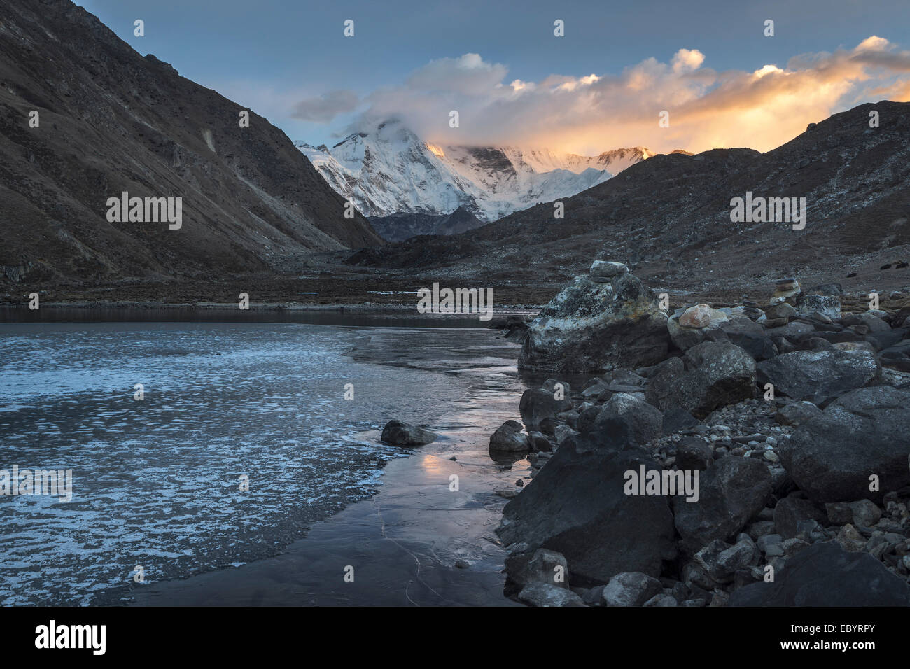 Alba sul Cho Oyu visto dal lago di Gokyo, Khumbu, Himalaya, Nepal, Asia Foto Stock