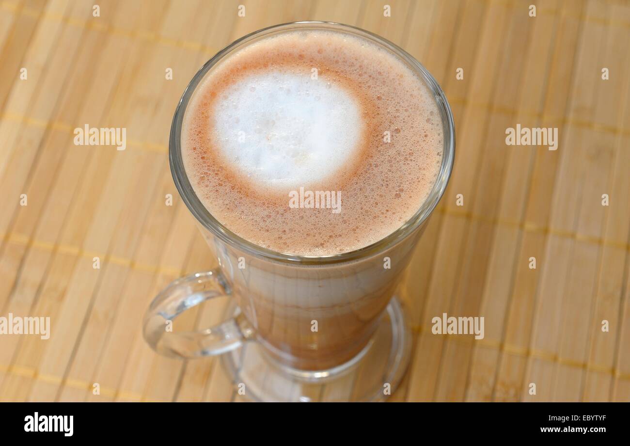 Un bicchiere di latte caldo schiumato bere cioccolata Foto Stock