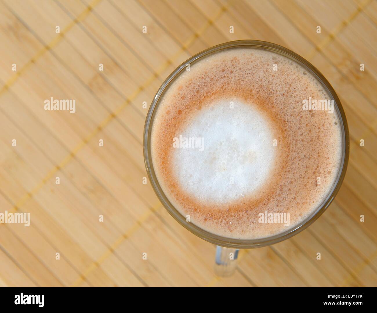 Un bicchiere di latte caldo schiumato bere cioccolata Foto Stock