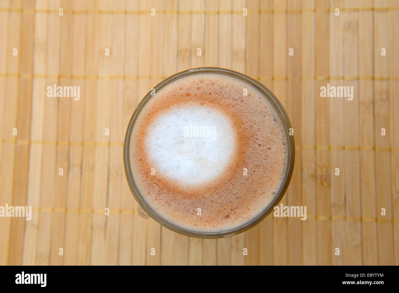 Un bicchiere di latte caldo schiumato bere cioccolata Foto Stock