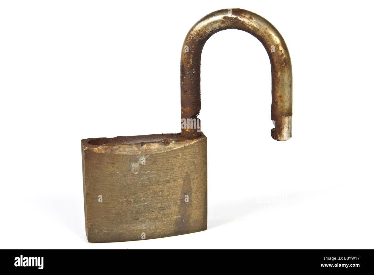 Un usurato usato rusty il lucchetto con tracce di lesioni meccaniche Foto Stock