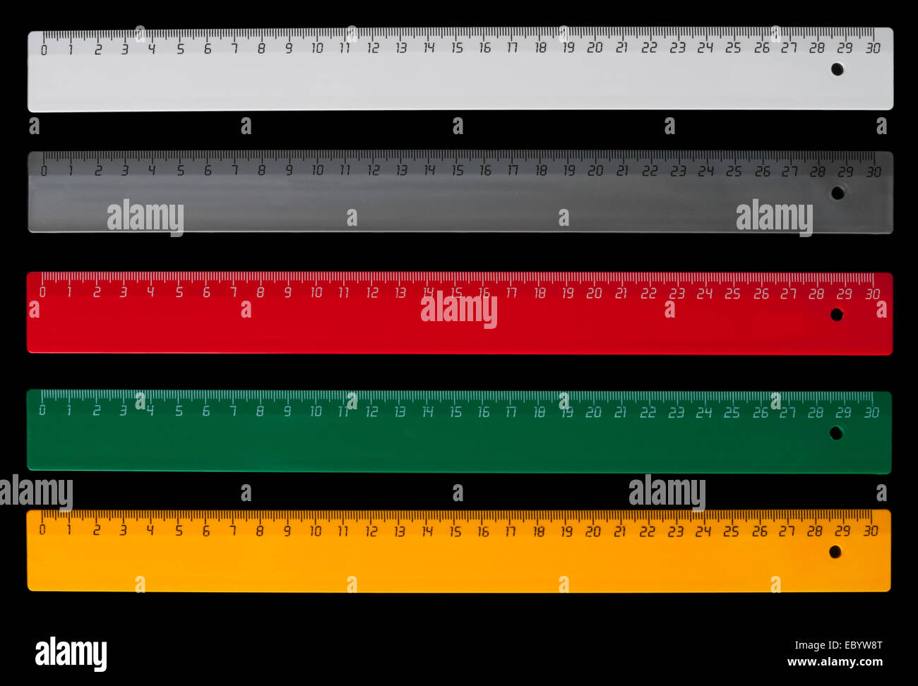 Cinque centimetri colorati righelli isolati su sfondo nero Foto Stock