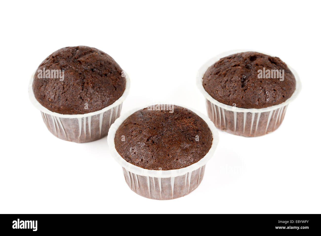 Tre muffin al cioccolato isolato su sfondo bianco Foto Stock