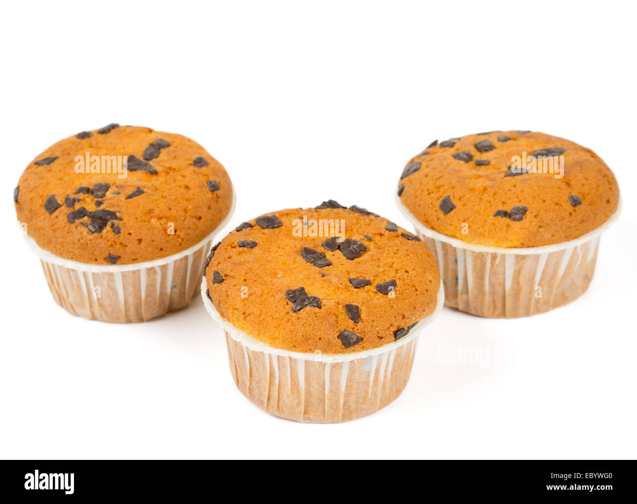 Tre i muffin con scaglie di cioccolato isolato su bianco Foto Stock