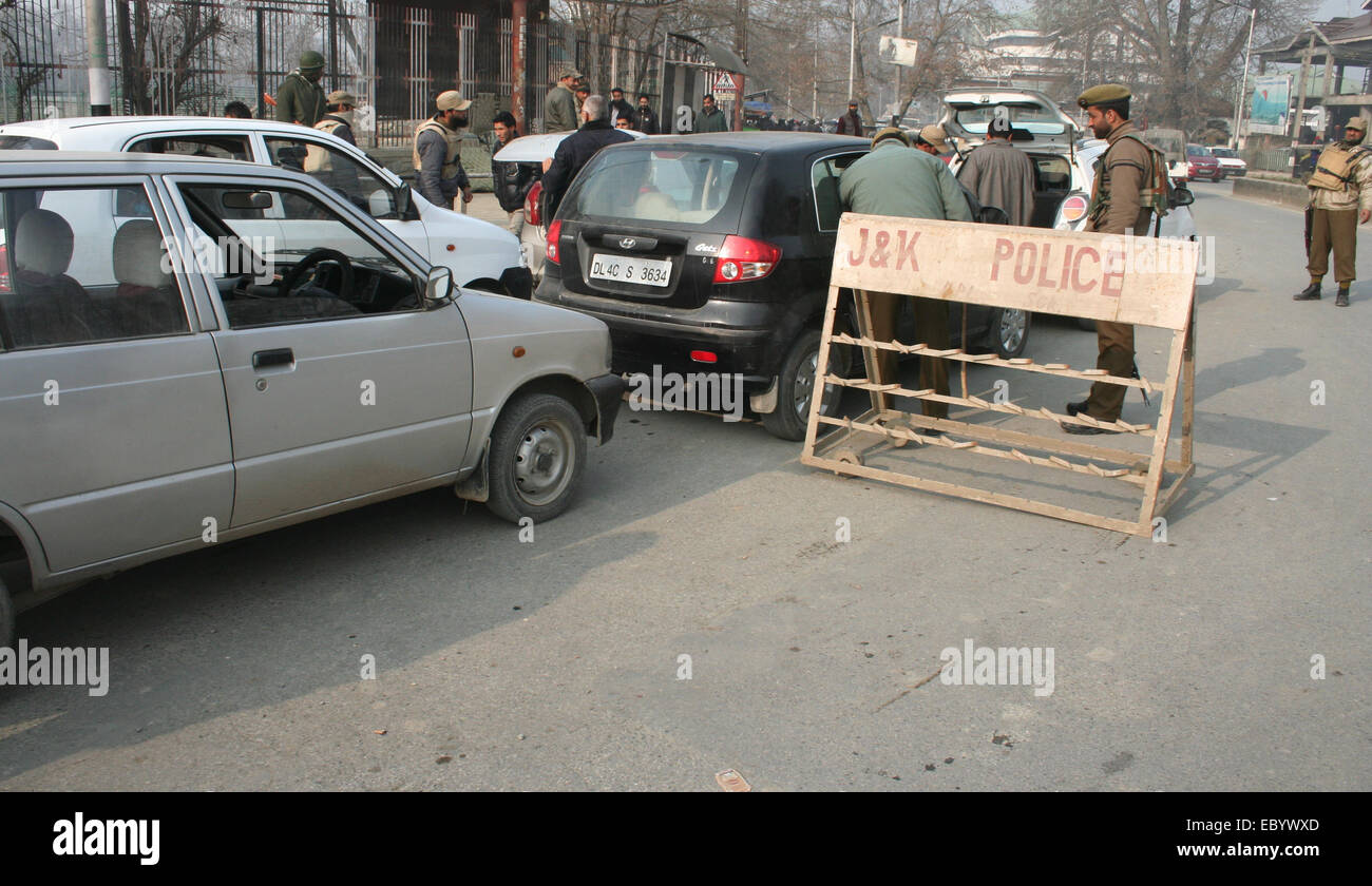 Srinagar, Indiano Kashmir amministrato. 06 dicembre poliziotti indiano controllo veicoli fuori lato a Sheri Kashmir Cricket Stadium di Srinagar. In connessione con la fanciulla comizio elettorale del Primo Ministro Narendra Modi sul credito: sofi suhail/Alamy Live News Foto Stock