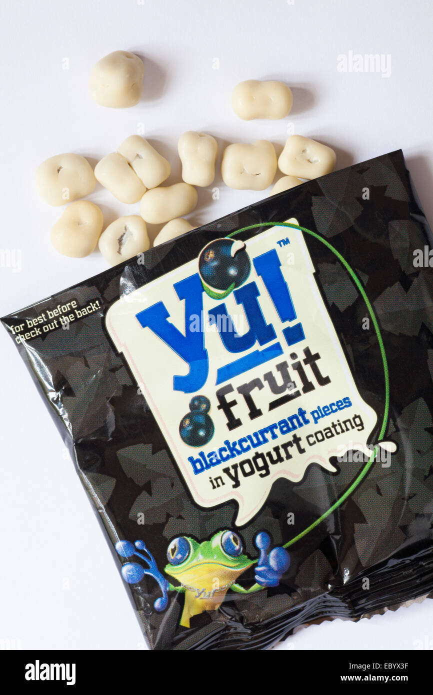 Pacchetto di Yu frutta pezzi di ribes nero nel rivestimento di yogurt con contenuto versato impostato su sfondo bianco - rivestimento di yogurt Foto Stock