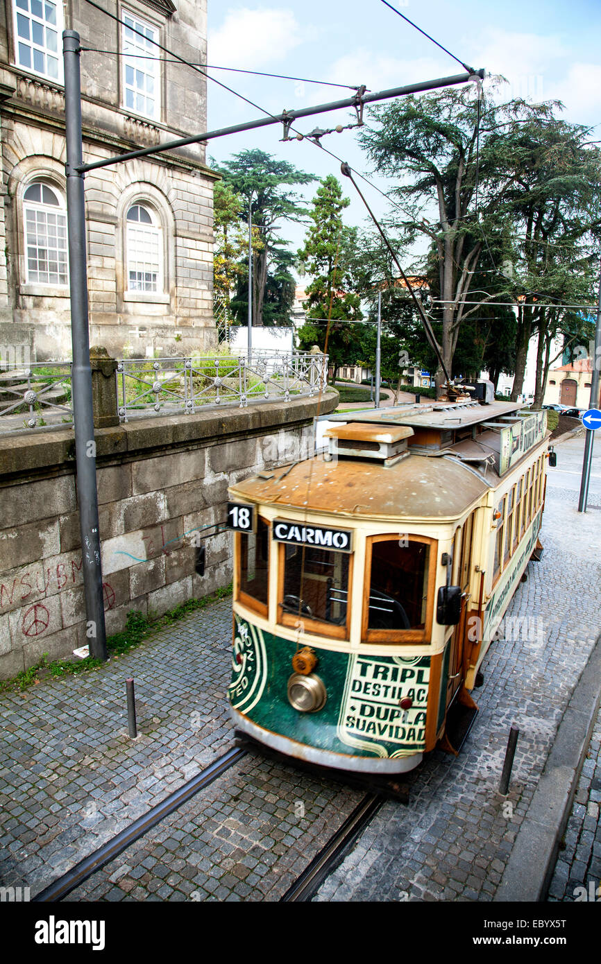 Il vecchio tram in Porto, Portogallo. Foto Stock