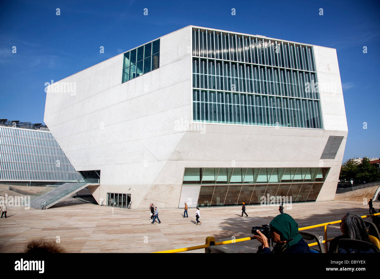 Casa da Musica di Porto. Musica house, Porto, Portogallo da architetto olandese Rem Koolhaas presi da un autobus turistico. Foto Stock