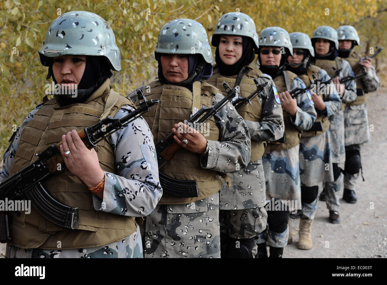 A Herat. 3 Dic 2014. Femminile afgana stand in linea durante la loro formazione a una polizia training center nella provincia di Herat nella parte occidentale dell'Afghanistan, Dicembre 3, 2014. © Sardar/Xinhua/Alamy Live News Foto Stock