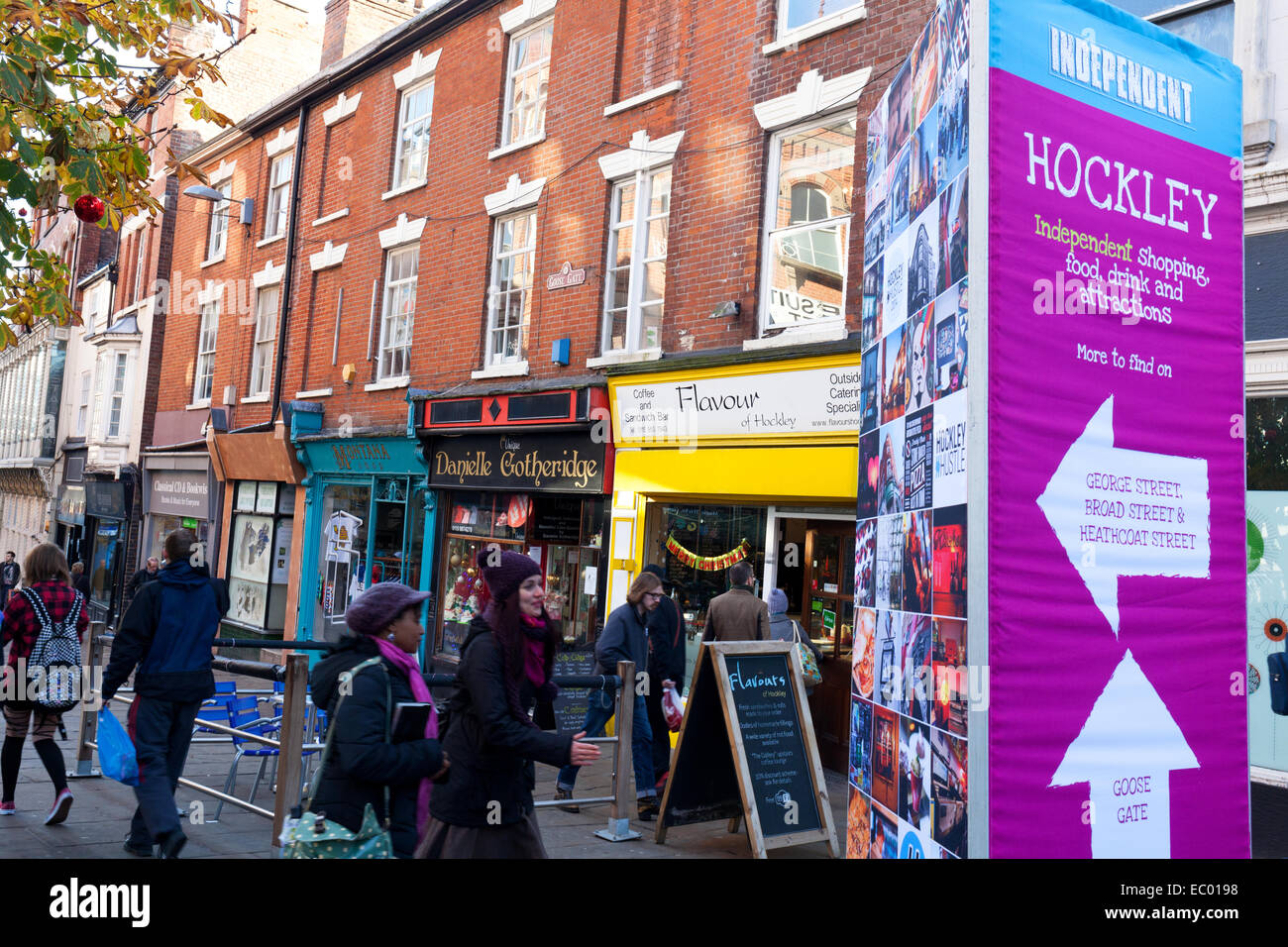 Nottingham, Inghilterra, Regno Unito 6 dicembre 2014 negozi indipendenti su Hockley a Nottingham per creativi quarto il britannico della seconda Small Business sabato, un'iniziativa volta a incoraggiare gli acquirenti al sostegno locale operatori indipendenti. È riportato che lo scorso anno di Small Business sabato generato circa £ 468 milioni nel Regno Unito. Foto Stock