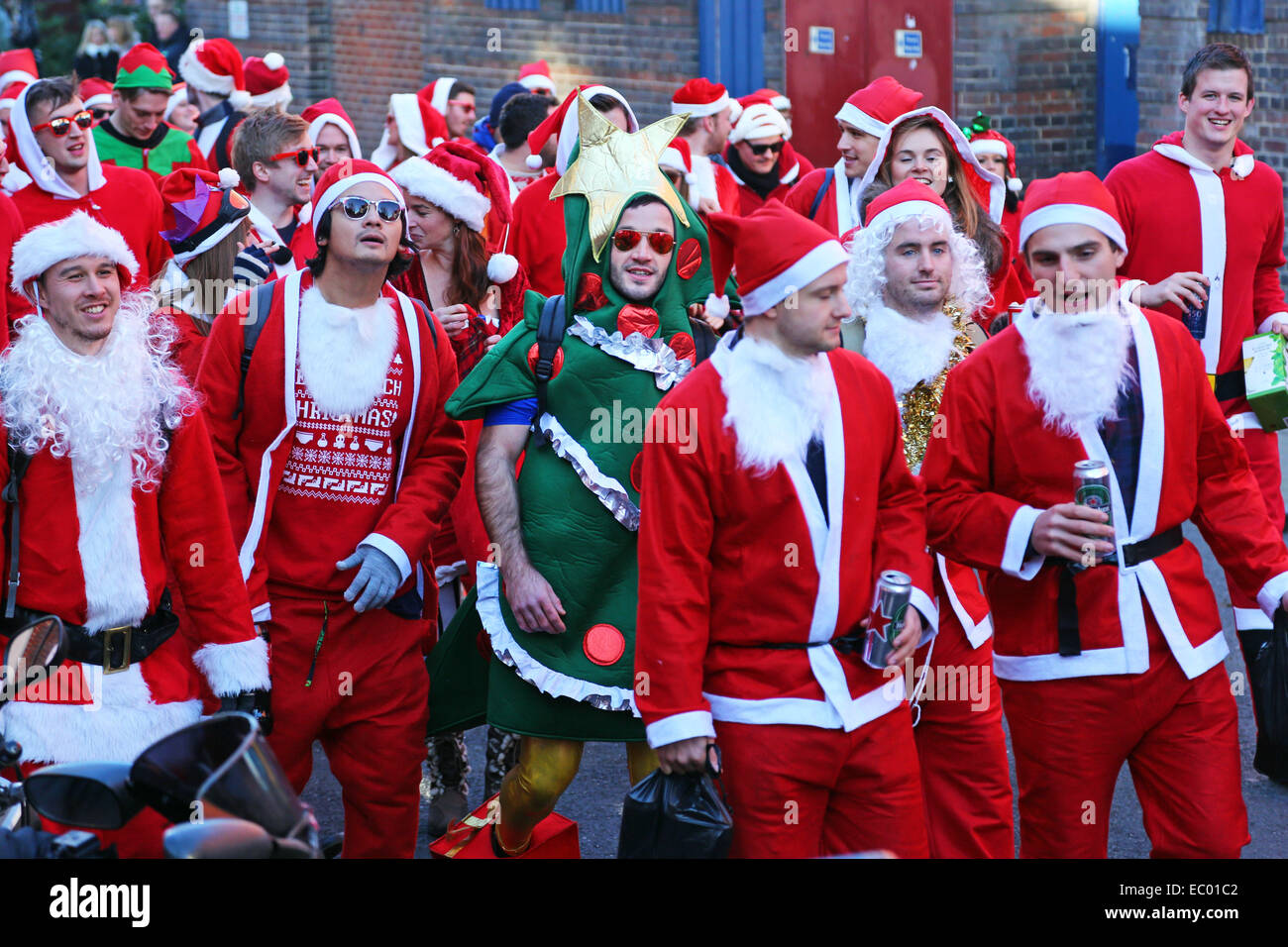 Londra, Regno Unito. Il 6 dicembre 2014. I partecipanti vestiti da Babbo Natale nel 2014 Londra Santacon nelle strade di Camden, Londra che festeggia il suo ventesimo anniversdary questo anno Credito: Paul Brown/Alamy Live News Foto Stock