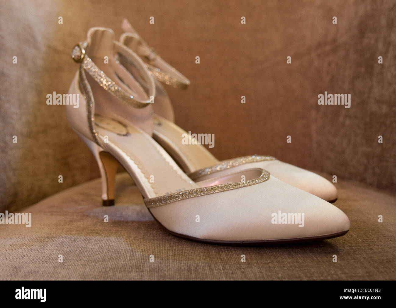 Scarpe da sposa immagini e fotografie stock ad alta risoluzione - Alamy