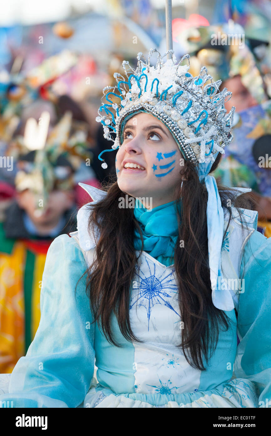 Cambridge, Regno Unito. 06 dic 2014. Ballerini eseguono presso il Mulino strada fiera invernale a Cambridge Regno Unito. La manifestazione annuale illumina l'inizio di inverno con la strada chiusa per una sfilata di carnevale, musica, balli e cibo. Mill Road è parte unica di Cambridge con principalmente negozi indipendenti e una vivace economia locale e le diverse comunità. Esso ha il proprio sentire e identità a differenza di molti UK High strade che sono piene di negozi da catene nazionali. Credito: Julian Eales/Alamy Live News Foto Stock