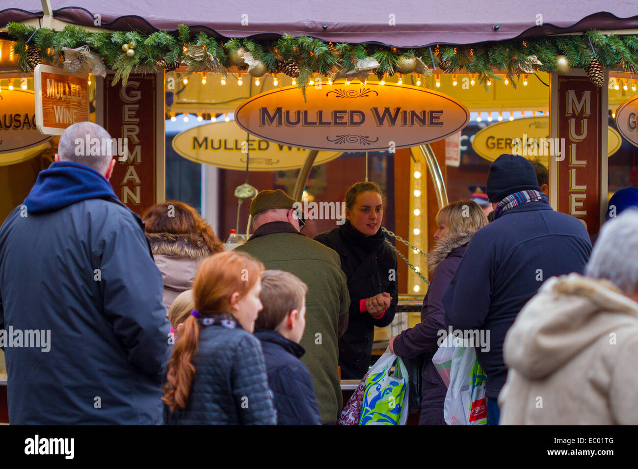 Southport, Merseyside, Regno Unito. 6 dicembre, 2014. Mercatino di Natale si apre. Christmassy mercati in legno su Chapel Street e il Municipio giardini aperti con 30 stalli e Sefton Consiglio ha dichiarato un giorno di parcheggio gratuito di fronte al borgo. Questo anno le bancarelle del mercato, situate di Chapel Street e il Municipio di giardini, aggiungerà alla festa della stagione Yuletide, e includono gli artisti locali, cibi stranieri, formaggi, tele, stampe, lana artigianali placche in legno e il lettering e altri unico e bellissimo artigianato. Foto Stock
