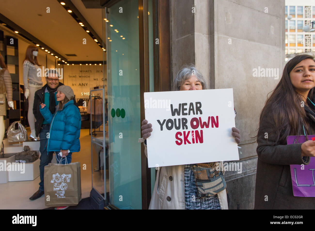 Oxford Circus, Londra, Regno Unito. Il 6 dicembre 2014. Anti commercio di pellicce manifestanti dimostrare al di fuori di Benetton a Oxford Circus. Credito: Matteo Chattle/Alamy Live News Foto Stock