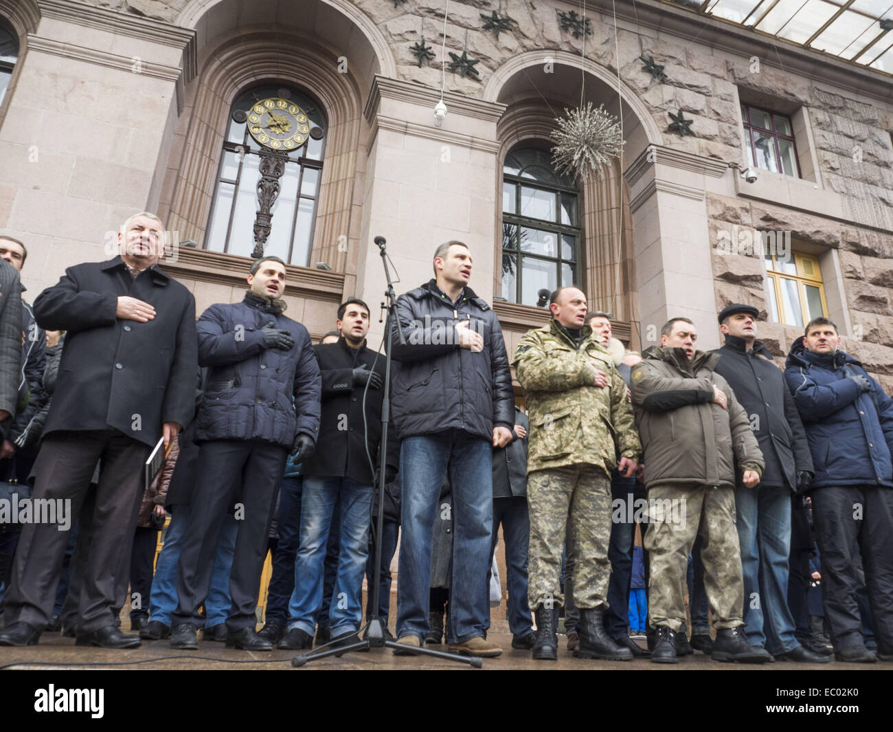 6 dicembre 2014 - Kiev Sindaco Vitali Klitschko con i soldati e i funzionari esegue l inno dell Ucraina -- Più di 100 soldati del battaglione di difesa territoriale ''Kiev-12'' hanno marciato su Khreschatyk a Kiev il sabato di dicembre 6, 2014. Due mila residenti privetstovali soldati gridavano ''Grazie, eroi! © Igor Golovniov/ZUMA filo/Alamy Live News Foto Stock