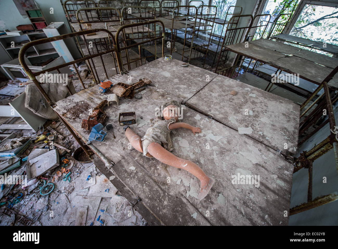 Vecchia bambola in asilo nido "Cheburashka' nel pripjat città abbandonate Chernobyl Zona di esclusione, Ucraina Foto Stock