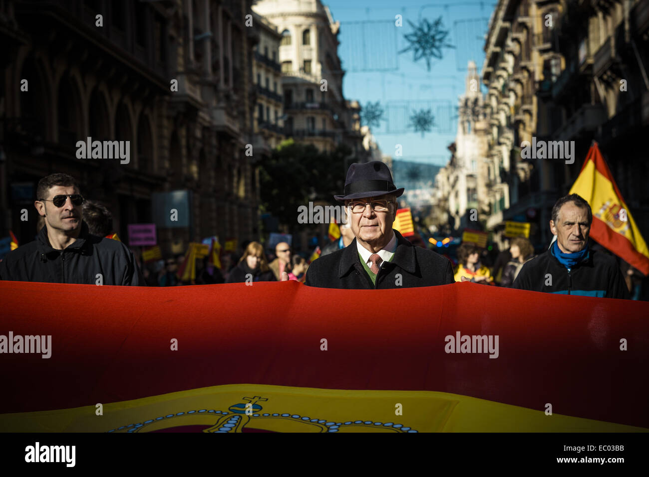 6 dicembre 2014 - i dimostranti marzo dietro la loro bandiera spagnola per l'unità indissolubile della nazione spagnola e contro un ipotetico indipendenza della Catalogna sulla costituzione spagnola giorno © Matthias Oesterle/ZUMA filo/ZUMAPRESS.com/Alamy Live News Foto Stock