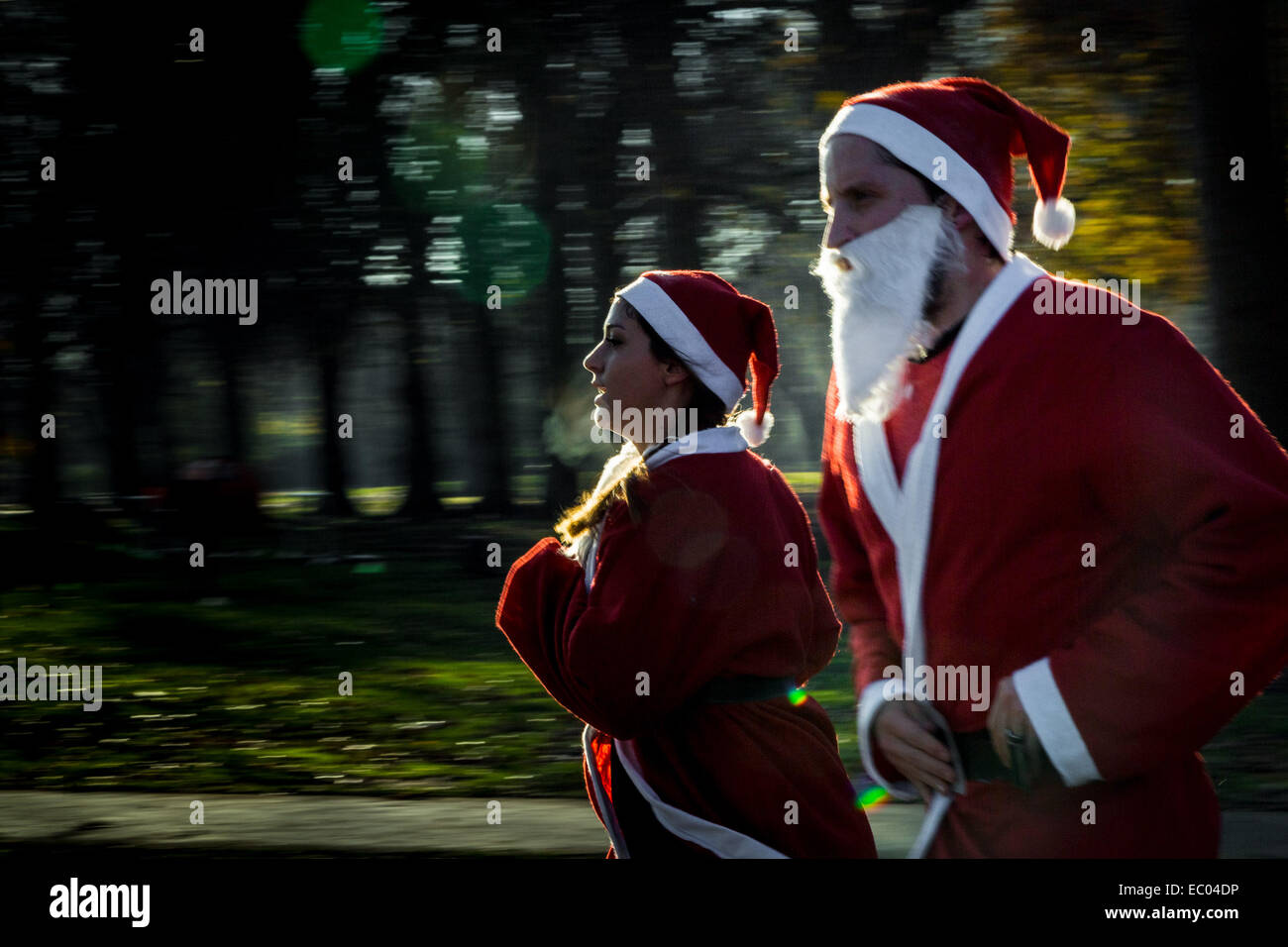 Londra, Regno Unito. 6 dicembre, 2014. Annuale di Carità Santa eseguire nel Parco di Battersea Credito: Guy Corbishley/Alamy Live News Foto Stock