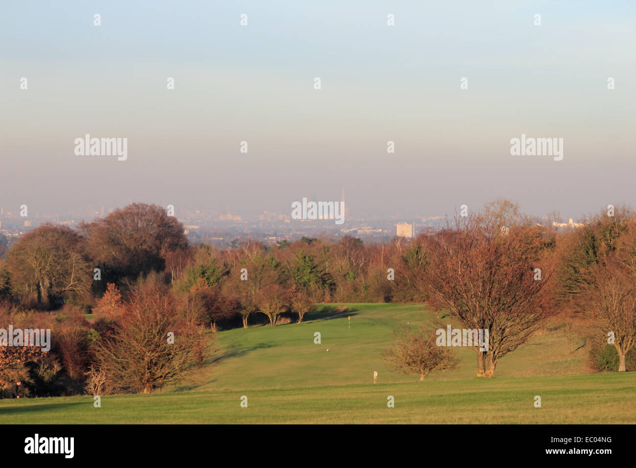 Londra, Inghilterra, Regno Unito. Il 6 dicembre 2014. Dopo una bella, secco e windless giorno un marrone coltre di smog era visibile sopra la skyline di Londra come si vede qui guardando a nord da Epsom Downs Golf in Surrey. Il coccio è l'edificio appuntito visibile al centro dell'immagine. Credito: Julia Gavin UK/Alamy Live News Foto Stock