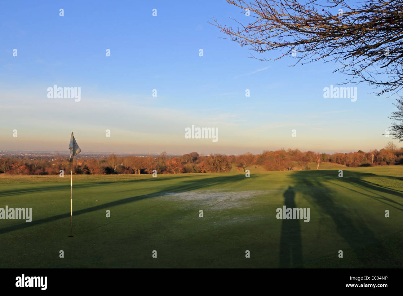 Londra, Inghilterra, Regno Unito. Il 6 dicembre 2014. Dopo una bella, secco e windless giorno un marrone coltre di smog era visibile sopra la skyline di Londra come si vede qui guardando a nord da Epsom Downs Golf in Surrey. Credito: Julia Gavin UK/Alamy Live News Foto Stock