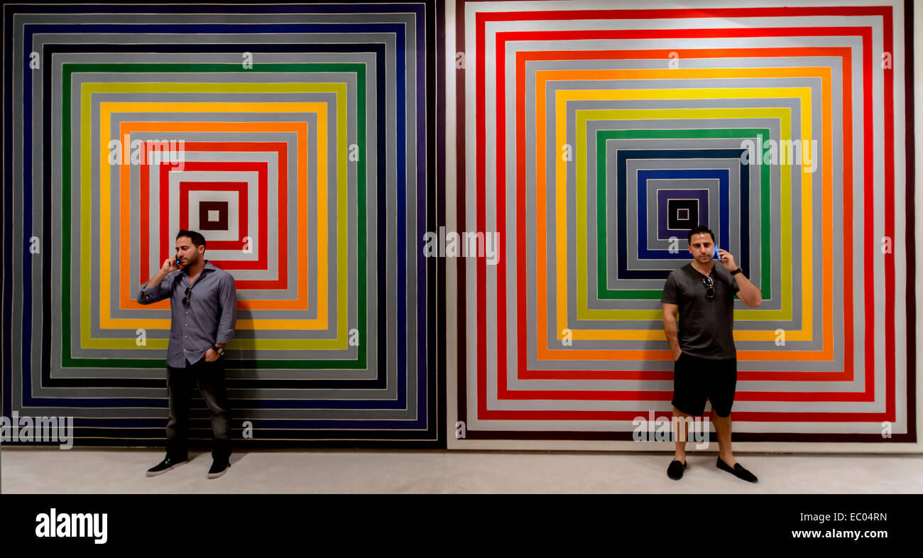 Miami Beach, Florida, Stati Uniti d'America. 05 dic 2014. Frequentatori equo posano per una foto ricordo davanti a 'La Reve D'Alembert' da Frank Stella di Art Miami, una delle decine di satellite mostra e fiere che sono montati contemporaneamente ogni anno con Art Basel Miami Beach. Quest anno segna la tredicesima edizione di AB/MB, con oltre 250 gallerie provenienti da 31 paesi che offrono alcuni tre miliardi di dollari di arte. Credito: Brian Cahn/ZUMA filo/Alamy Live News Foto Stock