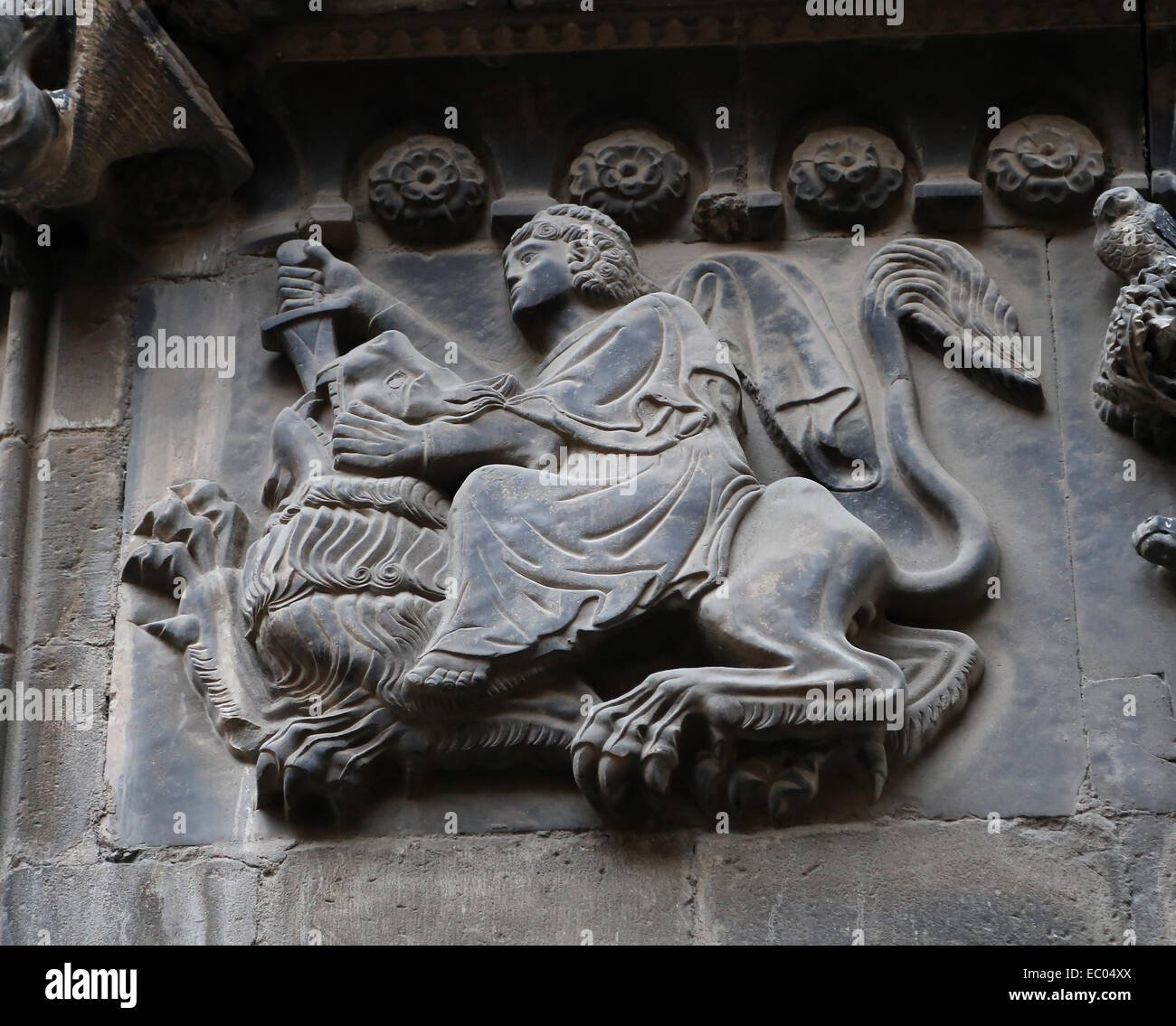 Spagna. La Catalogna. La cattedrale di Barcellona. Lotta con un leone in un rilievo di San Ivo portale. Pannelli riutilizzati dalla cattedrale romanica. Foto Stock