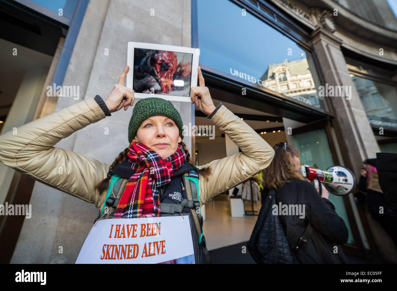 Londra, Regno Unito. 6 dicembre, 2014. Anti-Fur protestare fuori Benetton il credito del negozio: Guy Corbishley/Alamy Live News Foto Stock